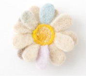 フェルト羊毛の花ブローチ