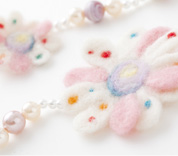 フェルト羊毛の花ネックレス