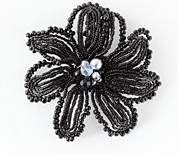黒い花のコサージュ