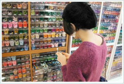 材料をチョイスする星さん