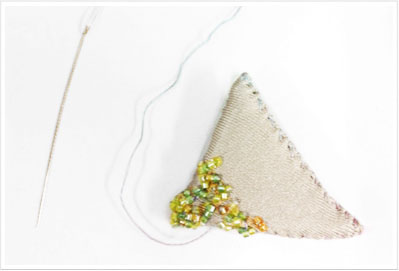 ビーズをぬいつける作業